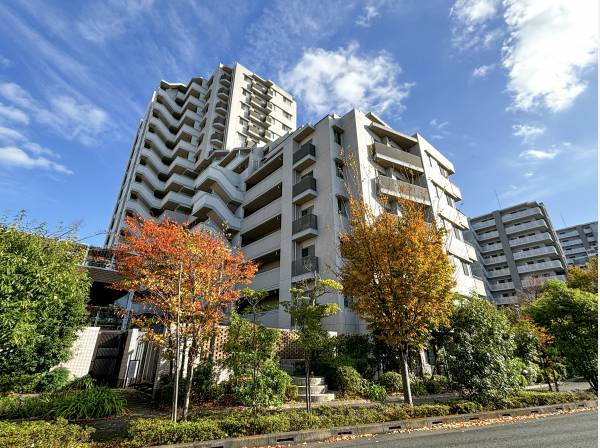 地震の揺れを軽減する免震構造の建物です。