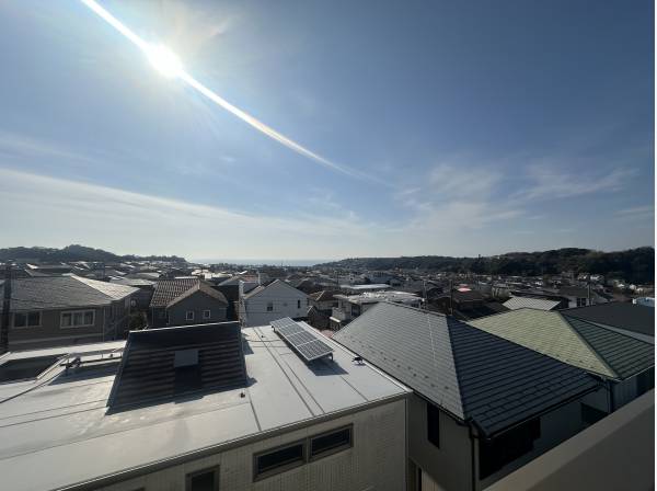 相模湾を一望する広いルーフバルコニー