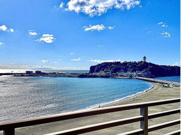 室内からは窓全体に大迫力の海を、バルコニーからは江の島を目前に望みます