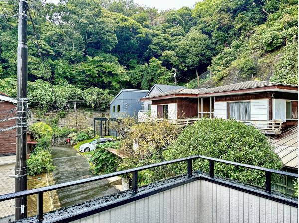 山の緑に囲まれた素敵な環境で静かな生活をお送り頂けます