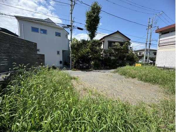 敷地内より道路側を臨む写真、陽あたり良好です♪