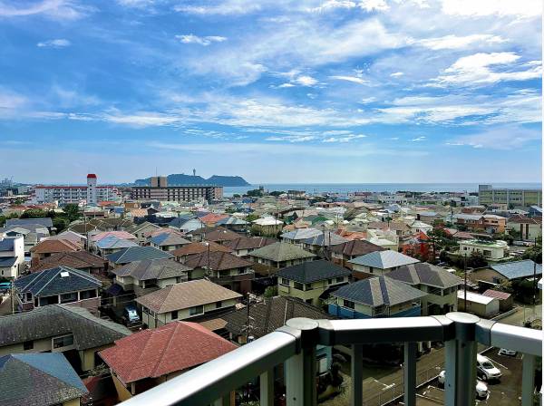 最上階のお部屋から江ノ島と海をしっかりと眺めます。