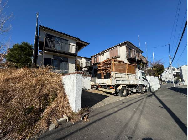 現地前面道路は行き止まりになるので車どおりもありません。